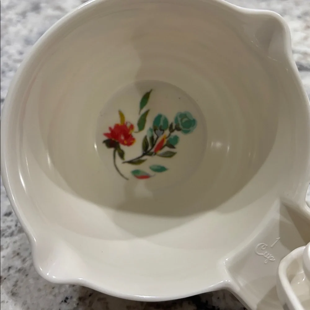 Cute decorative and functional floral measuring cups.
